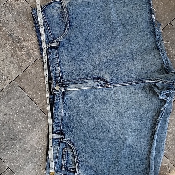 PrettyLittleThing Denim Blue Women's Shorts Frayed Hem Sz 26 - Picture 3 of 5